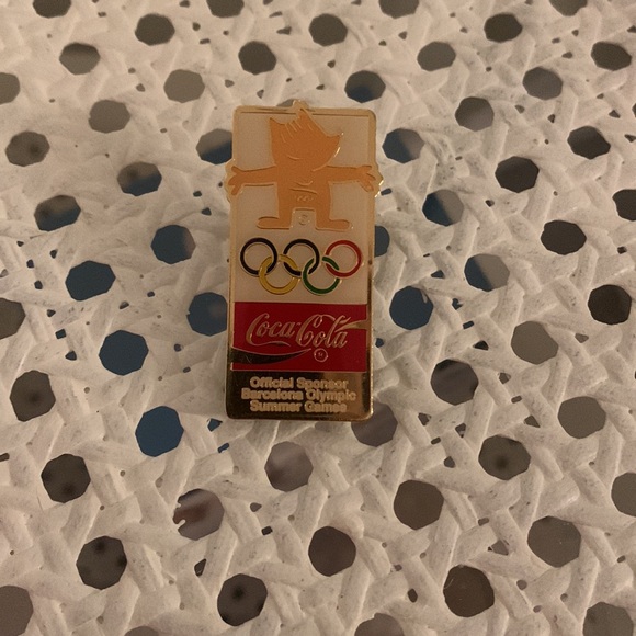 Coca-Cola Gold Olympic Mascot Pin - Picture 2 of 5